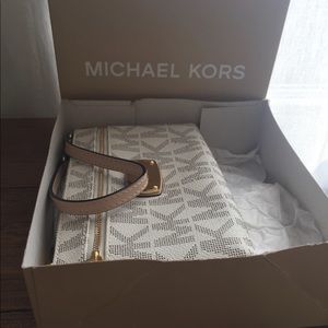 NIB Michael Kors Wristlet